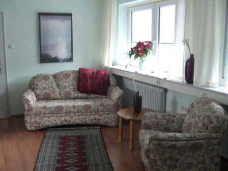 Wartebereich mit Sofa und Sesseln